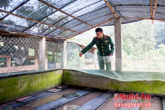 Bộ đội đưa ếch lên vùng biên cho đồng bào dân tộc