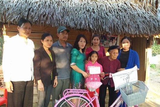 3 trẻ mồ côi ở Con Cuông được tặng 17 triệu đồng và xe đạp