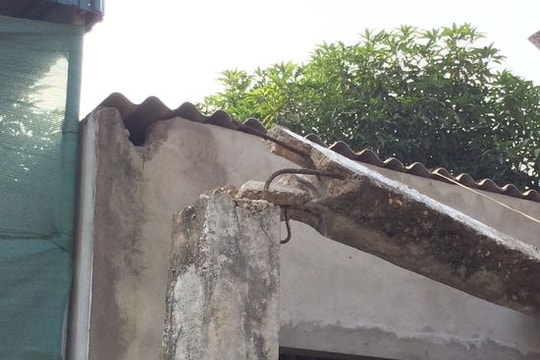 Xe bê tông kéo gãy cột điện, bể mái lợp nhà dân