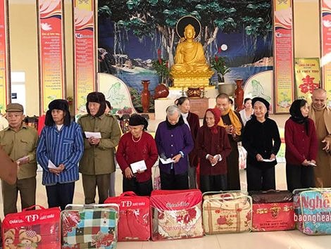 Trao 200 suất quà cho hộ nghèo huyện Yên Thành