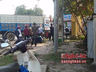 Va chạm xe tải cùng chiều, nam thanh niên nguy kịch