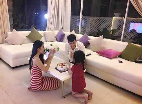 Công Vinh đón sinh nhật tuổi 31 bên Thủy Tiên và con gái