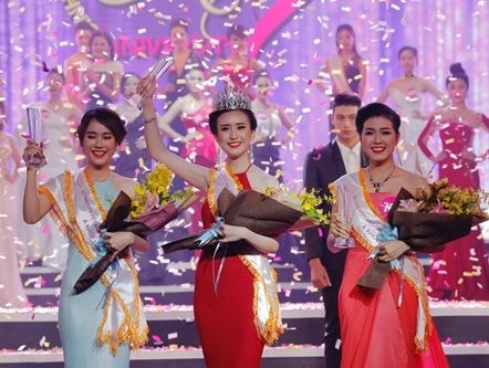 Hoa khôi sinh viên bị chê ứng xử kém vẫn đăng quang