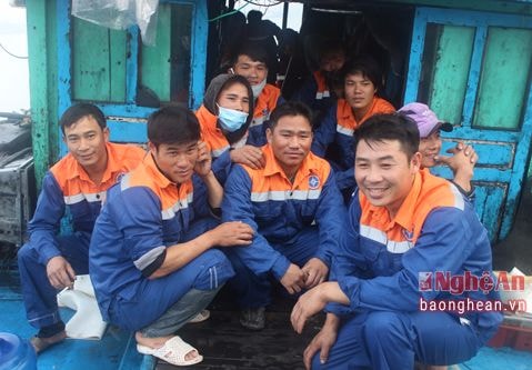 15 ngư dân Nghệ An trên tàu cá bị nạn đã về đến đất liền