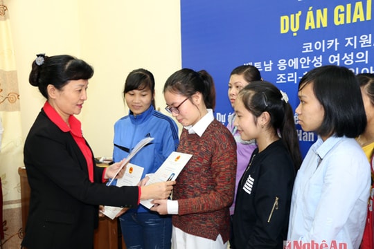 Trao bằng tốt nghiệp cho 52 học viên lớp học nghề do Hàn Quốc tài trợ