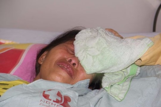 Mẹ từ chối điều trị ung thư để dành tiền chữa bệnh cho con