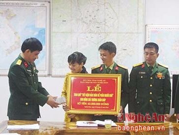 Trao quỹ 'Tiết kiệm bản thân để phần người khó'