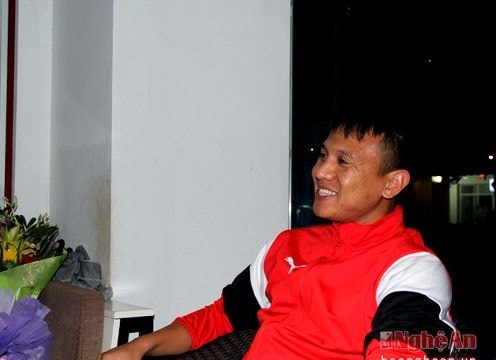 Hậu vệ Đình Hoàng báo tin vui, thủ môn số 2 SLNA nhận xin xấu