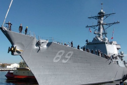 Tàu khu trục Mỹ USS Mustin tới cảng Cam Ranh