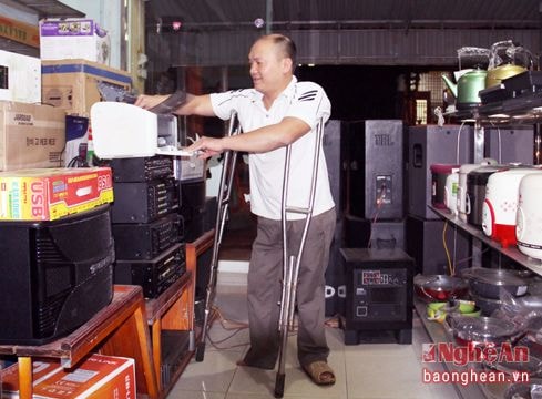 Chàng trai tật nguyền trở thành ông chủ cơ sở điện tử