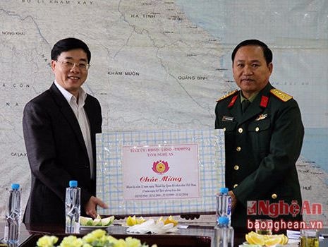 Phó Bí thư Tỉnh ủy chúc mừng các lữ đoàn ở Quỳnh Lưu, Thái Hòa