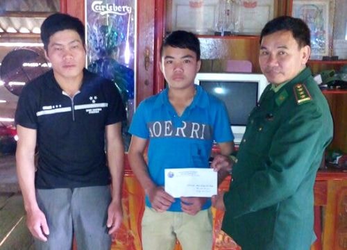 Đồn biên phòng Tri Lễ trao quà 'Nâng bước em đến trường'