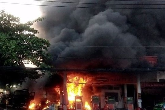 Hiện trường vụ cháy nổ lớn ở cây xăng giữa Sài Gòn