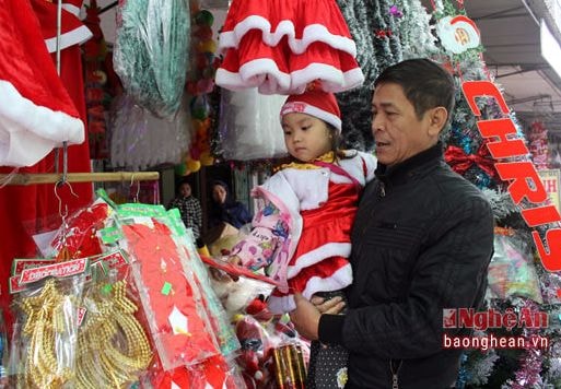Đa sắc màu hàng hóa cho mùa Noel