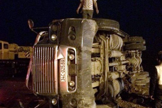 Xe tải lật nghiêng khi đâm vào lan can, tài xế thoát nạn