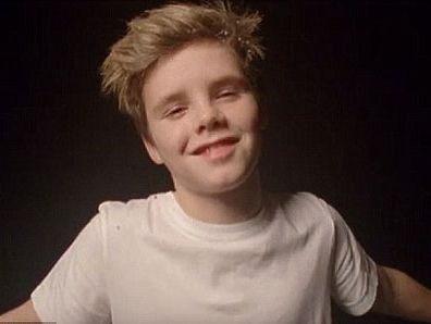 Con trai David Beckham ra mắt MV mừng Giáng sinh