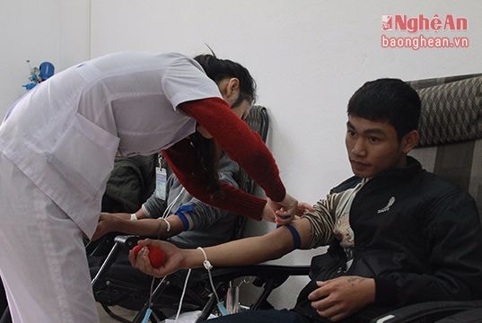 Hàng trăm sinh viên tham gia chương trình hiến máu 'Sắc đỏ Giáng sinh'