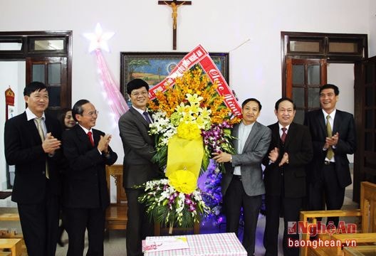 Lãnh đạo tỉnh chúc mừng Giáo hạt Xã Đoài nhân Lễ Giáng sinh 2016