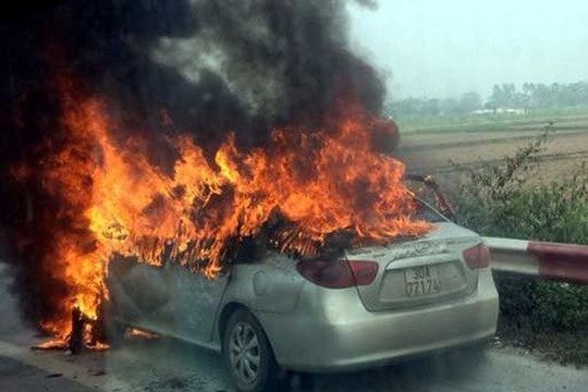 Ô tô bốc cháy nghi ngút trên cao tốc