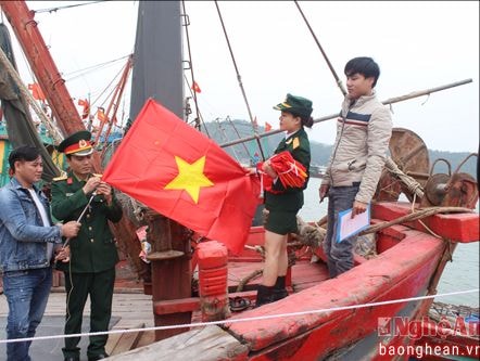 Tặng Cờ Tổ quốc cho ngư dân bám biển