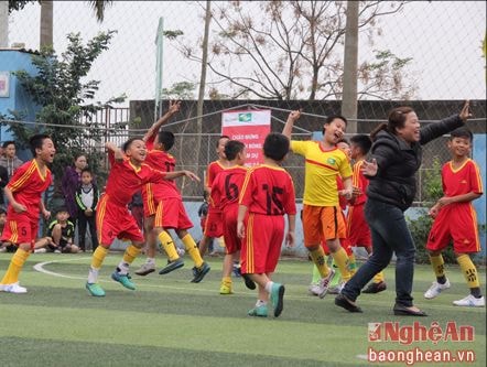 Nhi đồng TP Vinh vô địch giải bóng đá các lớp năng khiếu SLNA 2016