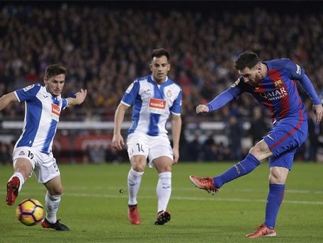 Đại thắng trận derby, Barca rút ngắn cách biệt với Real