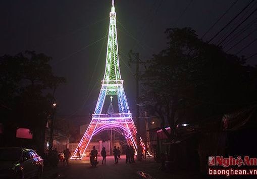 Độc đáo 'Tháp Eiffel' đón Giáng sinh ở xứ Nghệ
