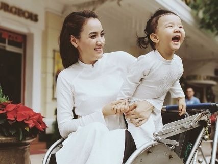Trang Nhung và con gái diện đồ đôi xuống phố