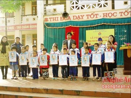 Trao 190 ảnh Bác Hồ cho học sinh Chi Khê