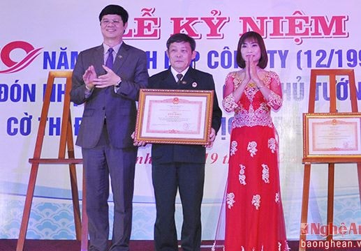 Công ty TNHH sản xuất Tôn & Sắt thép đón nhận Bằng khen của Thủ tướng Chính phủ