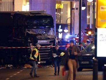 Xe tải lao vào chợ Giáng sinh Đức, 9 người chết