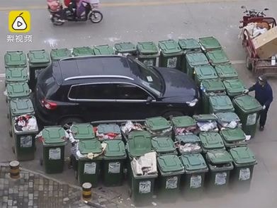 Đỗ sai chỗ, ôtô bị hàng chục thùng rác quây kín