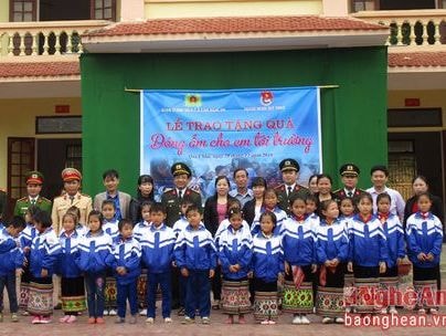 Đoàn Thanh niên Công an tỉnh tặng áo ấm cho học sinh nghèo