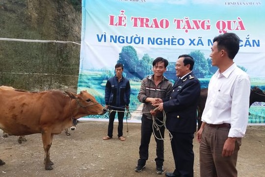 Cục Hải quan tỉnh tặng bò giống cho hộ nghèo ở xã Nậm Cắn
