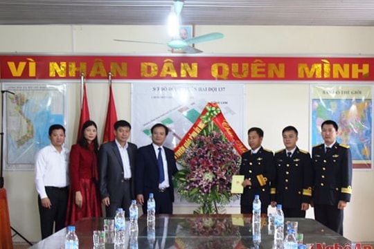 Trưởng Ban Tuyên giáo Tỉnh ủy tặng quà các đơn vị quân đội