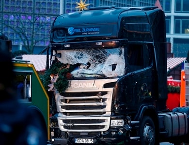 Người hùng bí mật bám đuôi kẻ lao xe vào chợ Giáng sinh Đức