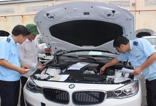 Ô tô nhập đắt thêm trăm triệu vì tốn tiền lưu bãi