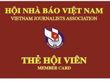 Công bố và trao thẻ hội viên Hội Nhà báo giai đoạn 2016 - 2021