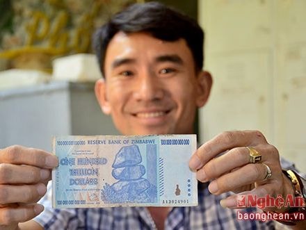Gặp người sở hữu tờ tiền 100 nghìn tỷ dollar Zimbabwe tại TP Vinh
