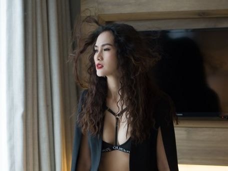 Người mẫu Anh Thư tái xuất với thời trang tối giản đầy khiêu khích