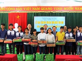 Tặng 60 suất quà cho trường THPT Đặng Thúc Hứa (Thanh Chương)
