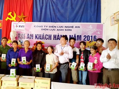 Tặng quà trị giá 50 triệu đồng cho hộ nghèo Anh Sơn