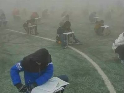 400 học sinh Trung Quốc phải làm bài ngoài trời trong không khí ô nhiễm