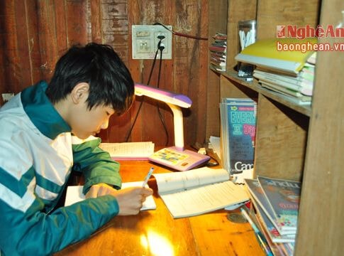 Nghị lực vượt khó của 2 chị em mồ côi