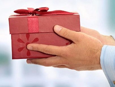 Nghiêm cấm tặng quà để vụ lợi: Cần ý thức từ mỗi cán bộ, đảng viên