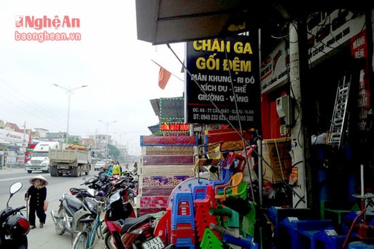 Lòng đường quốc lộ 1A thành nơi để xe, buôn bán