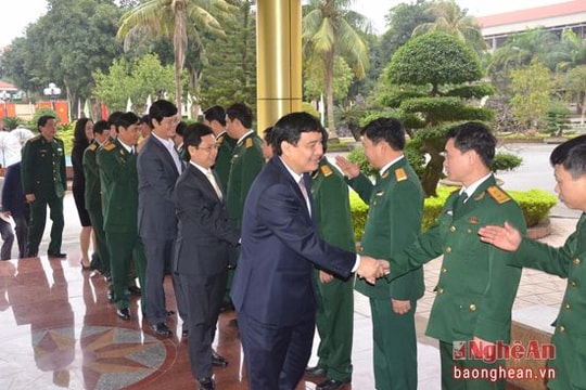 Lãnh đạo tỉnh chúc mừng các đơn vị quân đội