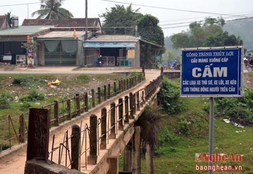 Cầu xuống cấp, người dân thấp thỏm lo sập