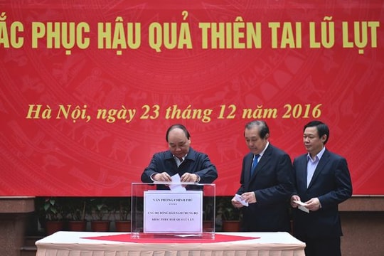 Thủ tướng quyên góp ủng hộ đồng bào bị lũ lụt