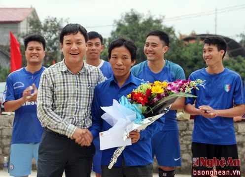 Tỉnh đoàn, Hội LHTN tỉnh tặng quà chi đoàn vùng giáo trước Giáng sinh